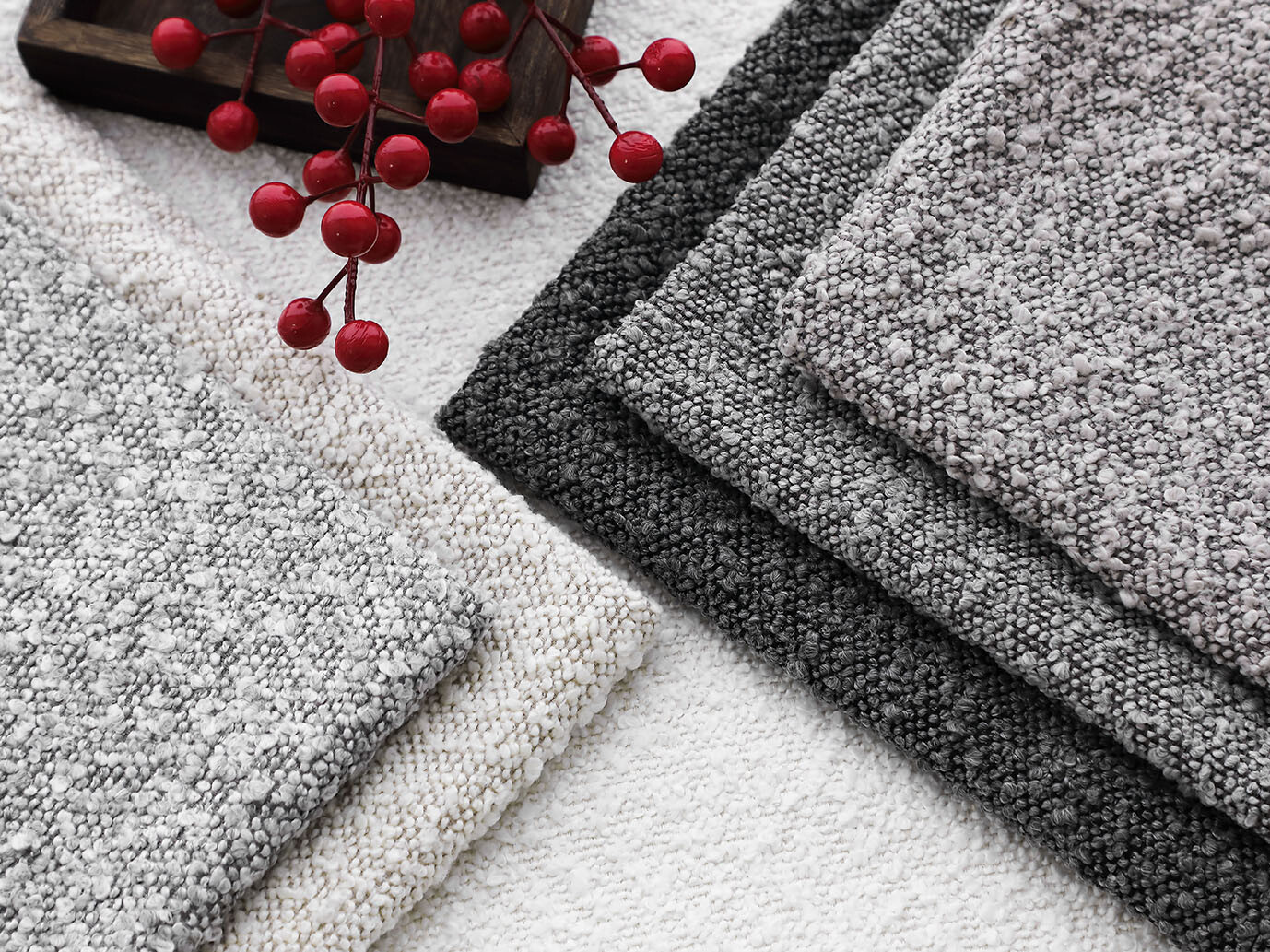 MONTI M813沙丘米白淺灰深灰圈紗布料與紅色果實靜物攝影